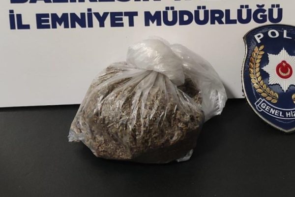 UYUŞTURUCUYU ARAÇTAN ATARKEN YAKALANDI