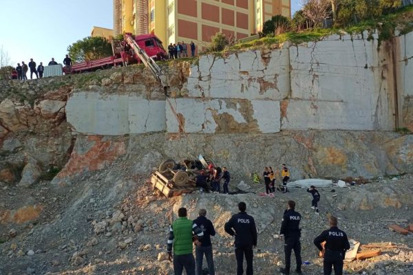 ŞARAMPOLE YUVARLANAN TRAKTÖRÜN SÜRÜCÜSÜ HAYATINI KAYBETTİ