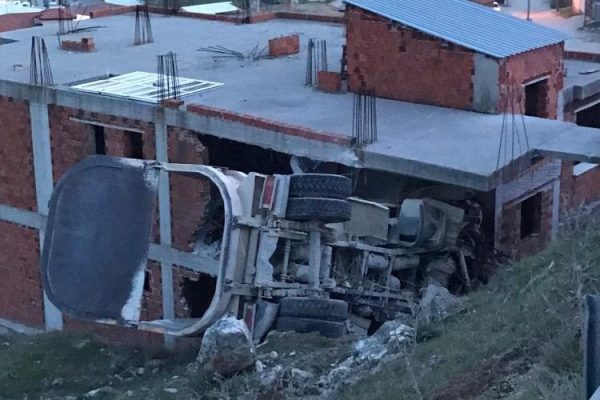 ŞARAMPOLE DÜŞEN KAMYONDA 2 KİŞİ HAYATINI KAYBETTİ
