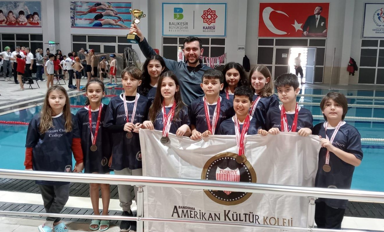 BANDIRMA AMERİKAN KÜLTÜR KOLEJİ 30 MADALYA KAZANDI Bandırma Amerikan Kültür Koleji’nin minik yüzücüleri Balıkesir’de düzenlenen turnuvada 30