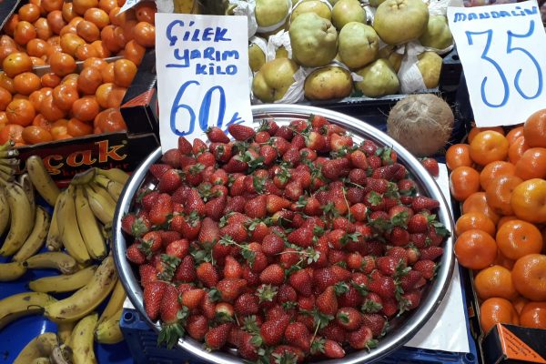 ÇİLEK ALIRKEN İKİ KERE DÜŞÜNÜN! FİYATI REKOR KIRIYOR