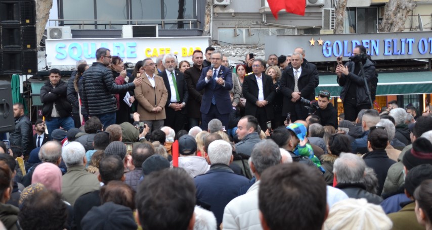 CHP Bandırma Belediye Başkanı Dursun Mirza Cumhuriyet Meydanında vatandaşlar ile