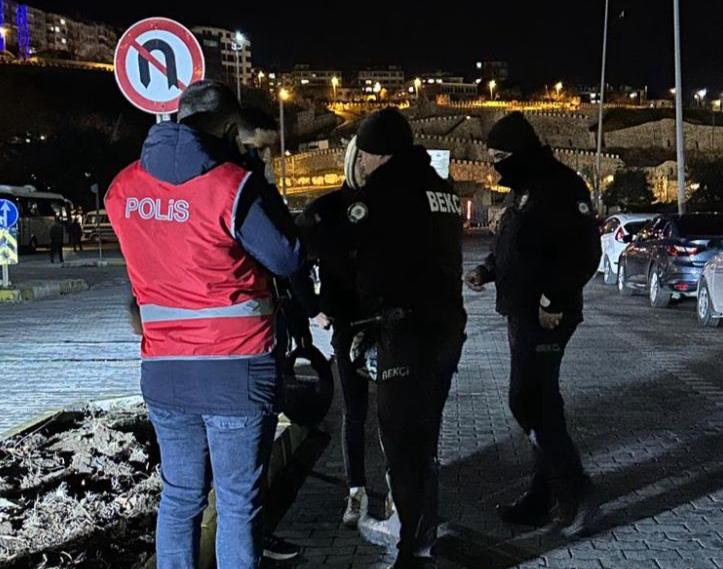 Bandırma’da bir motosikleti çalmaya çalışan hırsızlar, mahalle bekçileri tarafından yakaladı.