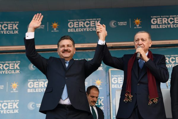 BALIKESİR CUMHURBAŞKANINI BAĞRINA BASTI