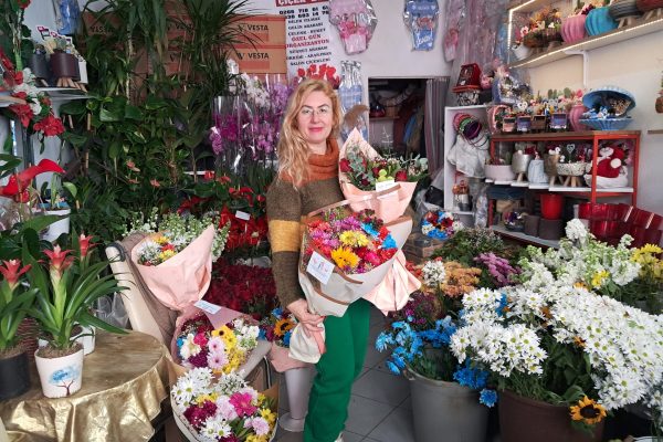 GÜL AŞKIN VE SEVGİNİN SEMBOLÜDÜR