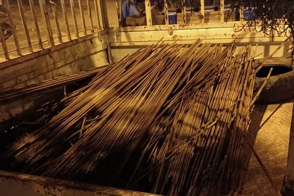 BEKÇLİĞİNİ YAPTIĞI İNŞAATIN DEMİRLERİNİ ÇALDI