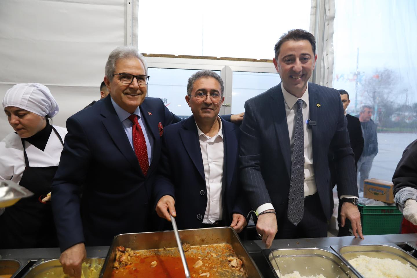 Ramazan ayı dolayısıyla  Cumhuriyet Meydanındaki çadırda iftar yemekleri verilmeye başlandı.