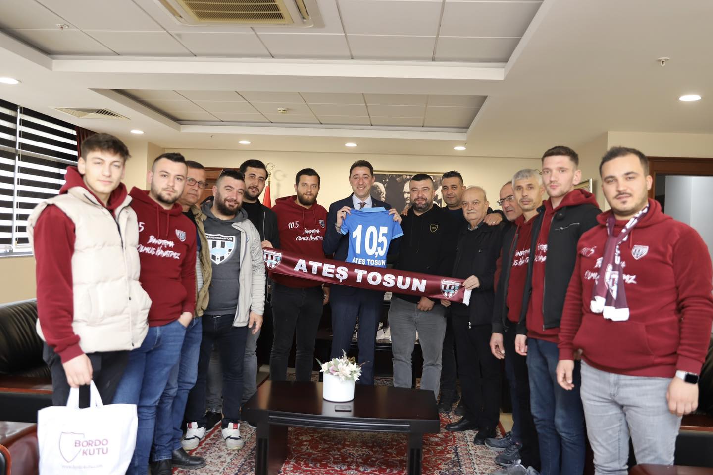 Bandırmaspor Taraftar Grubu Kronikler Belediye Başkanı Tolga Tosun’u makamında ziyaret