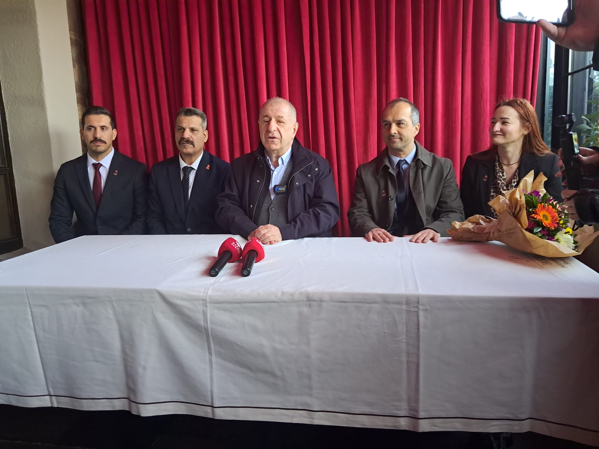 Zafer Partisi Genel Başkanı Ümit Özdağ Bandırma’da düzenlediği basın toplantısında