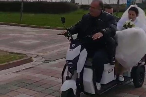 ELEKTRİKLİ MOTORSİKLET GELİN ARABASINA DÖNÜŞTÜ