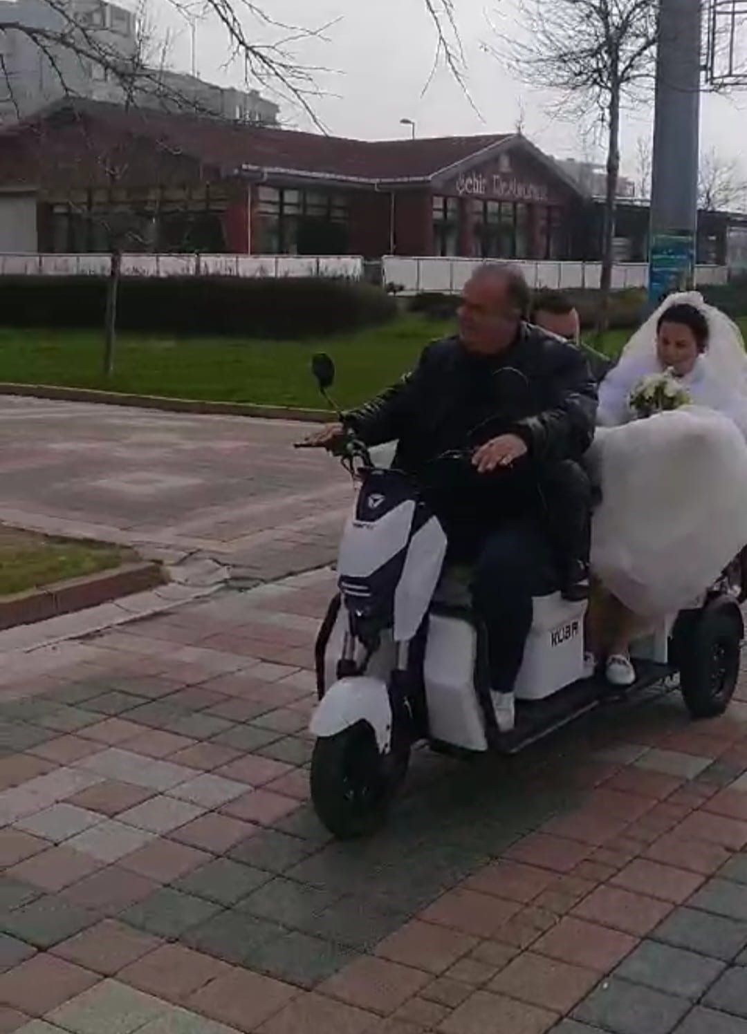 Bandırma Engelliler Derneği Başkanı Hüseyin Uçar, nikah masasına oturmaya hazırlanan