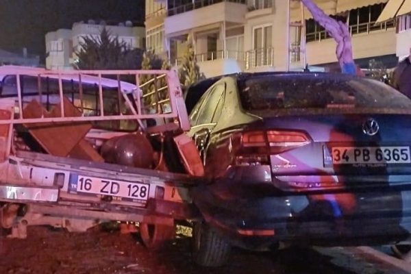 ERDEK’TEKİ KAZADA 3 KİŞİ YARALANDI