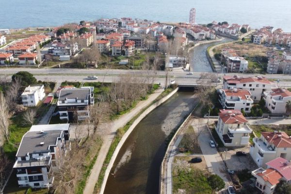 ARALARINDA 10 METRE OLAN İKİ MAHALLE 3 DAKİKA ARAYLA ORUÇ AÇIYOR