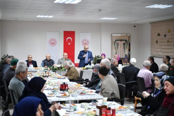 VALİ USTAOĞLU HUZUREVİNDE İFTAR AÇTI