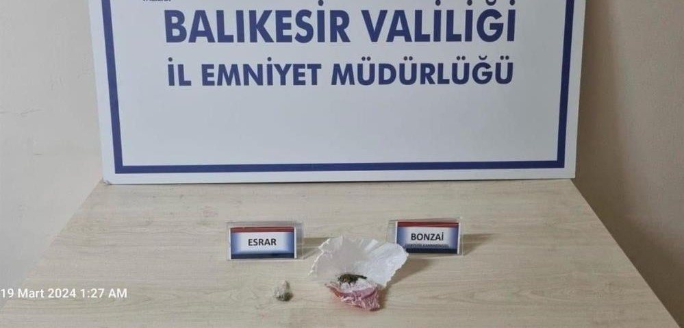 ÜST ARAMASINDA UYUŞTURUCU BULUNDU Balıkesir’in Erdek ilçesinde hareketlerinden şüphelenilen bir şahsa üst araması yapıldı.