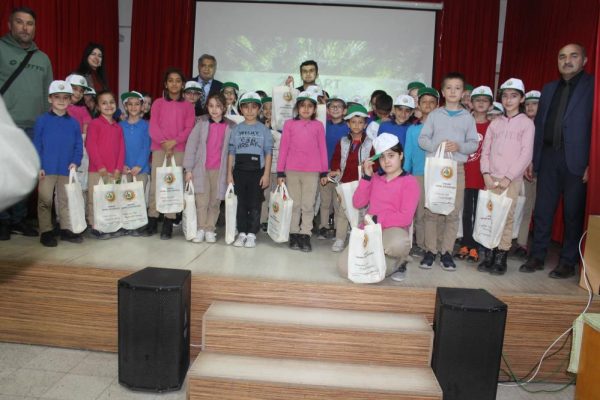 MANYAS’TA ÖĞRENCİLERE YÜZLERCE FİDAN DAĞITILDI