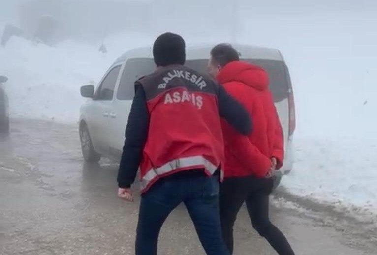Balıkesir’de bir evin camını kırarak evdeki altın ve paraları çalan