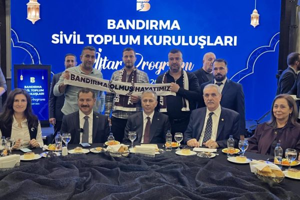 İÇİŞLERİ BAKANI YERLİKAYA BANDIRMA’DA İFTARA KATILDI