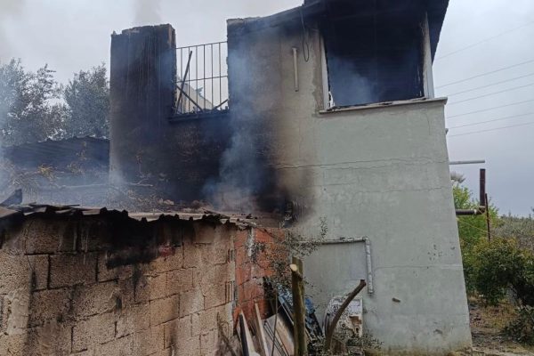 ERDEK’TEKİ YANGINDA EV KULLANILMAZ HALE GELDİ