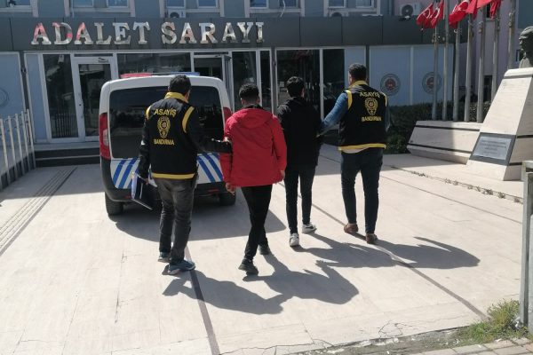 KENDİLERİNİ JANDARMA DİYE TANITIP ALTINLARI ALDILAR, AMA POLİSİ HESABA KATMADILAR