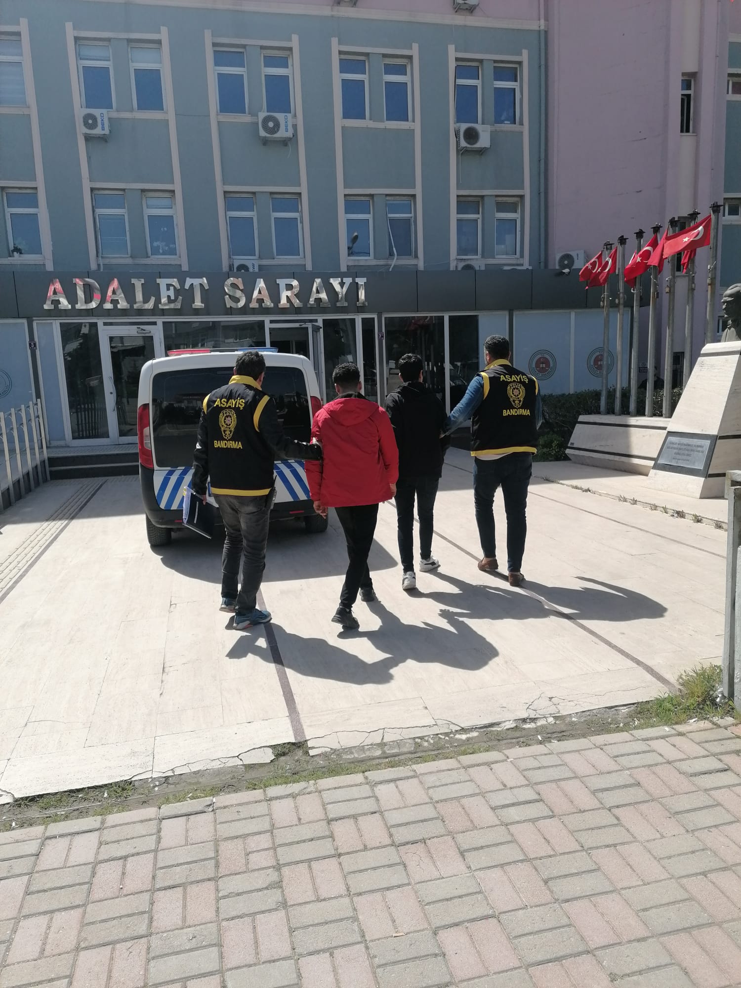 Bandırma’nın Levent Mahallesinde telefonla aradıkları yaşlı kadını dolandıran şahıslar kıskıvrak