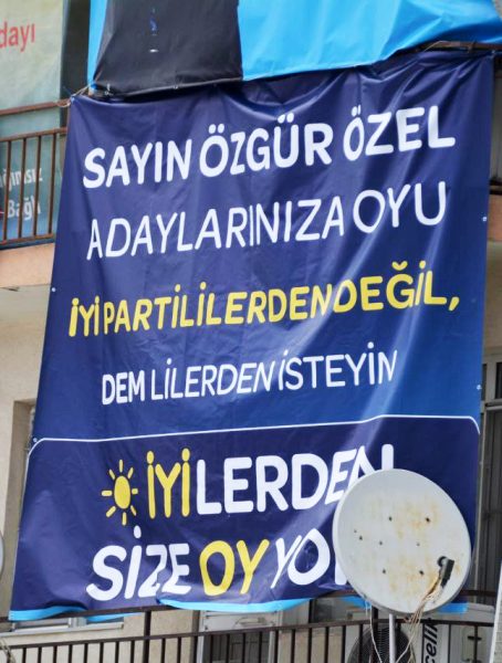 ÖZGÜR ÖZEL’İN İYİ PARTİ SEÇMENİNDEN OY İSTEMESİ BALIKESİR’DE KRİZ ÇIKARDI