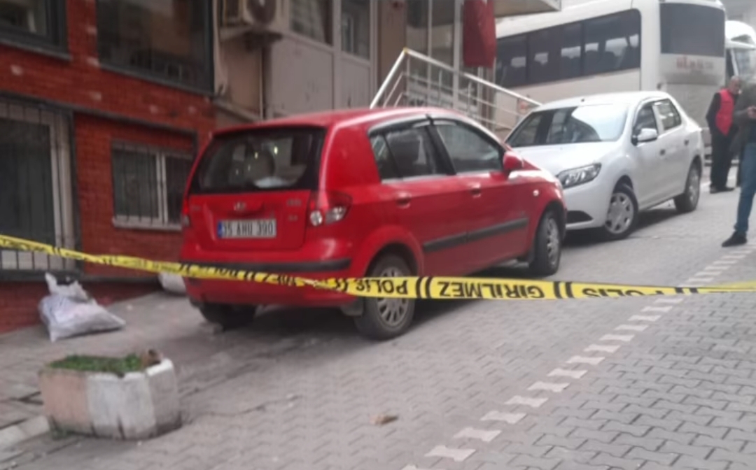 Bandırma’da bir iş yerine henüz sebebi bilinmeyen silahlı saldırı yapıldı.
