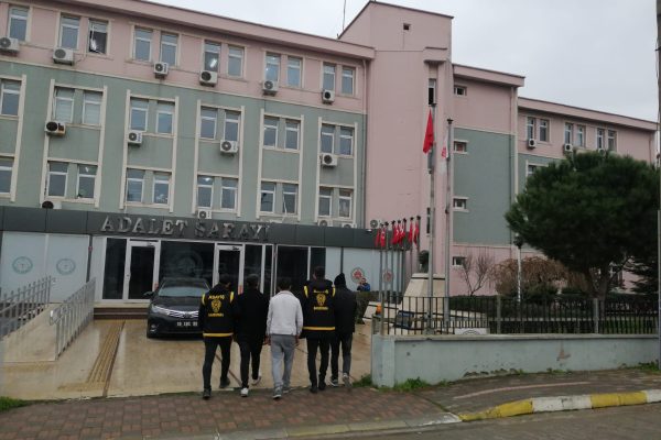 KARI-KOCA DOLANDIRICILAR YAKAYI ELE VERDİ
