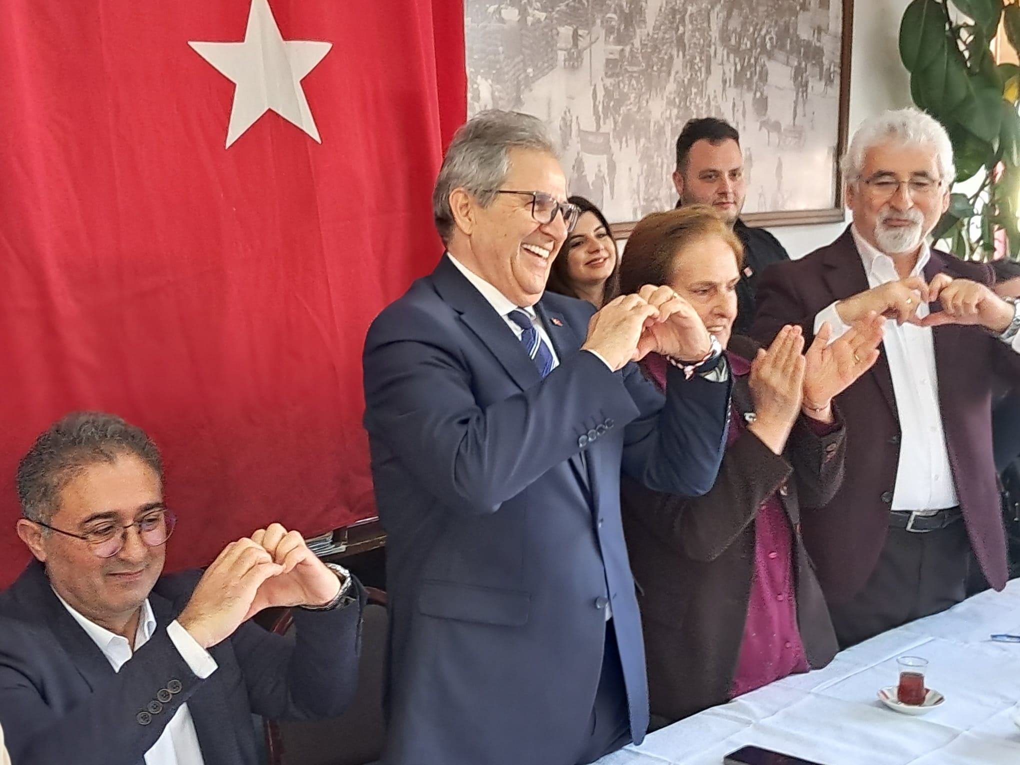 CHP Belediye Başkan adayı Dursun Mirza çok uzun bir araç