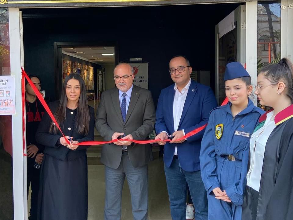 Fen Bilimleri Anadolu Lisesi Resim Öğretmeni Münevver Bülbül’ün başkanlığında, Bandırma