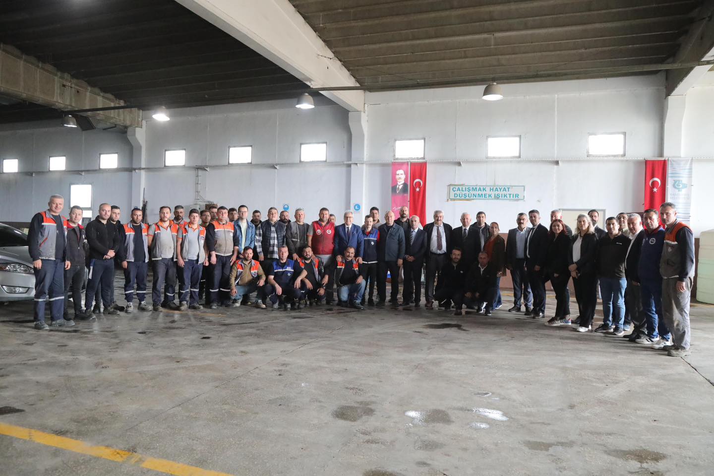 Bandırma Belediye Başkanı Dursun Mirza Belediye Şantiyesinde çalışanlar ile bir