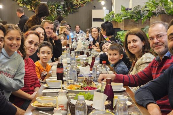 MİNİKLER GÖRGÜ KURALLARINI İFTAR SOFRASINDA ÖĞRENİYOR
