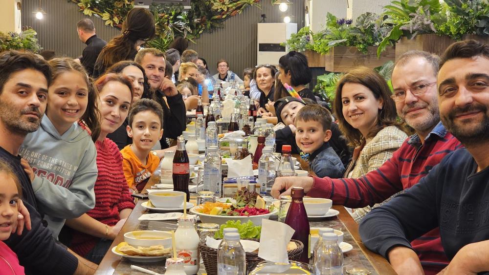 MİNİKLER GÖRGÜ KURALLARINI İFTAR SOFRASINDA ÖĞRENİYOR Bandırma 17 Eylül İlkokulu 2. sınıfı öğrencileri, hayat bilgisi dersinde