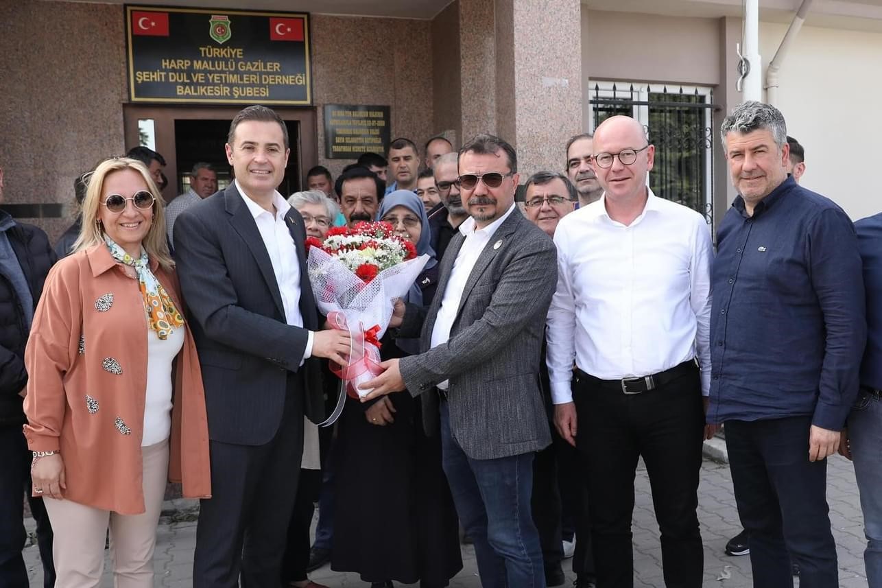 BAŞKAN AKIN İLK ZİYARETİNİ ŞEHİT AİLELERİ VE GAZİLERE YAPTI 31 Mart seçiminde Balıkesir Büyükşehir Belediye Başkanı seçilen Ahmet Akın,