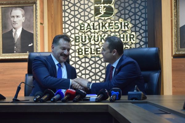 BALIKESİR’DE BAŞKANLAR MAZBATALARINI ALDI