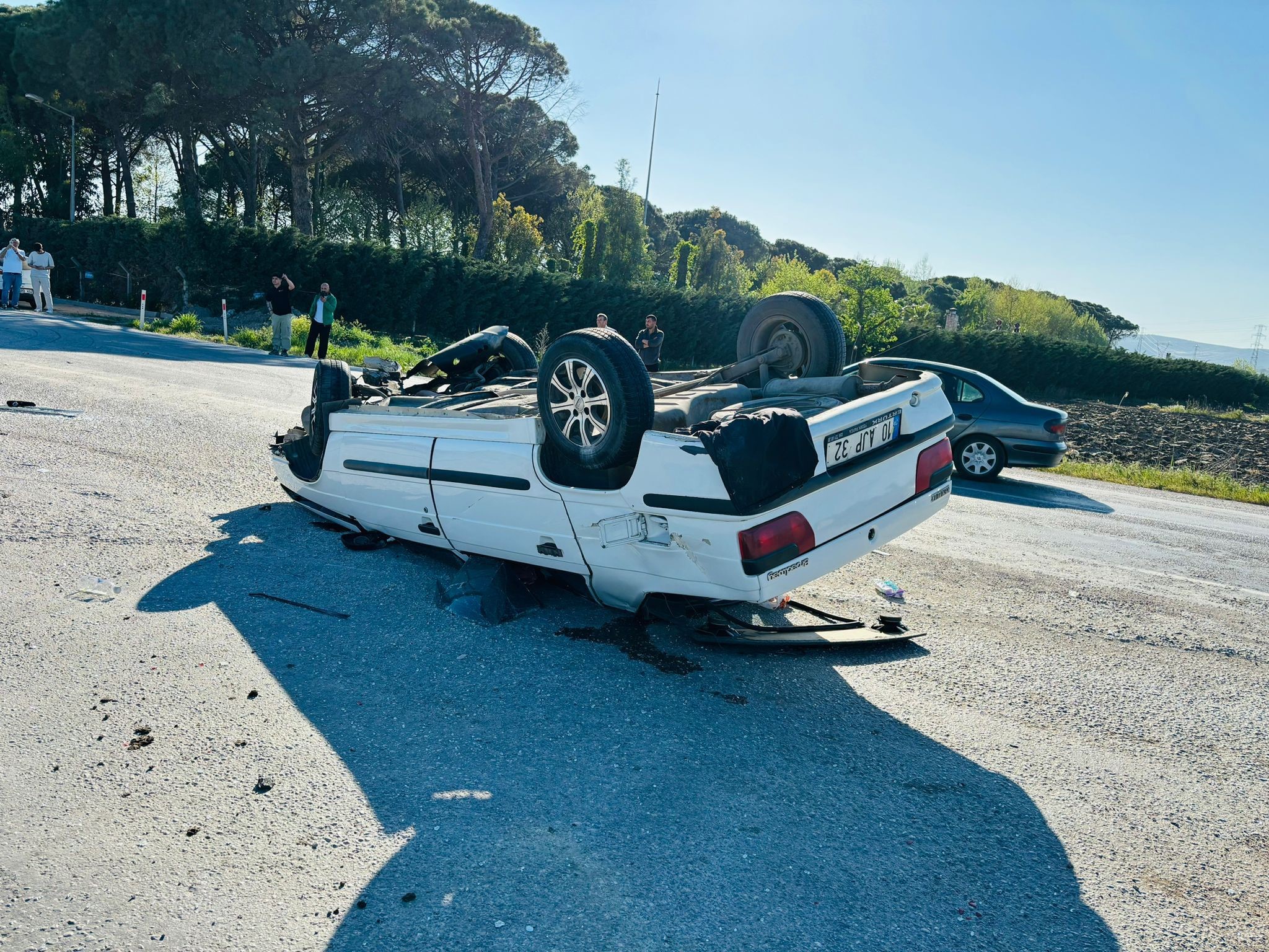 Balıkesir’in Gönen ilçesinde meydana gelen trafik kazasında aynı otomobilin içindeki