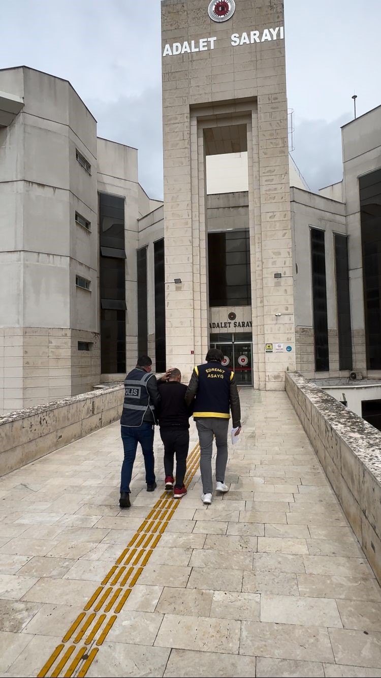 Balıkesir’in Edremit ilçesinde uygulama noktasında polisin “dur” ihtarına uymayan bir