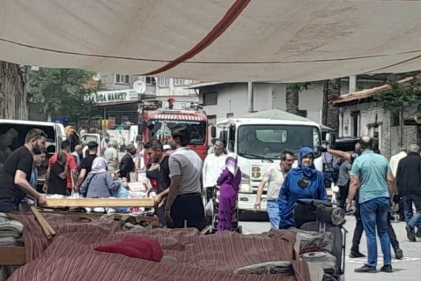 EDREMİT PAZARINDAKİ YANGIN KORKUTTU