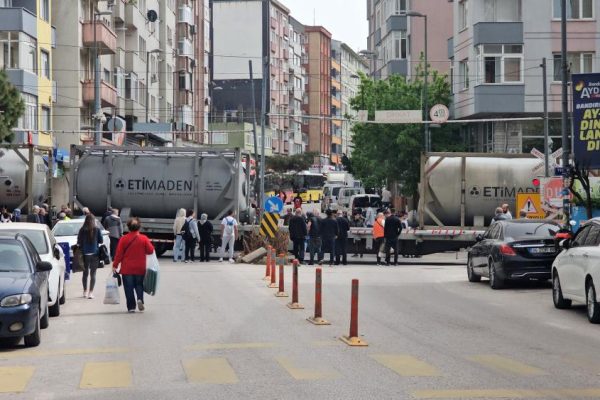 TREN ARIZASI HEMZEMİN GEÇİDİ KAPATTI
