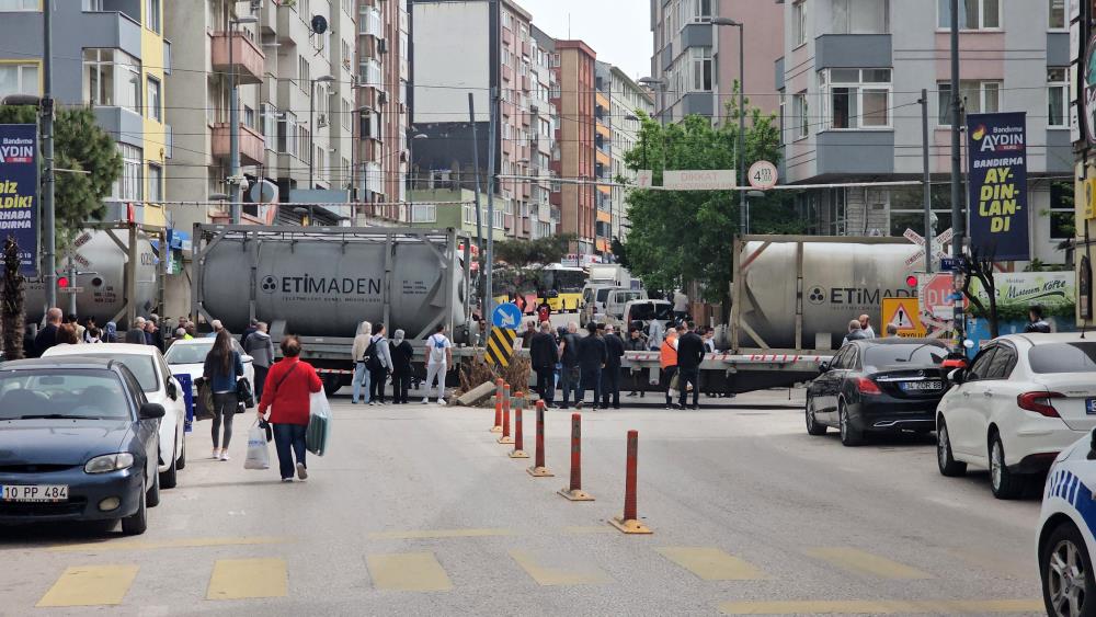 TREN ARIZASI HEMZEMİN GEÇİDİ KAPATTI