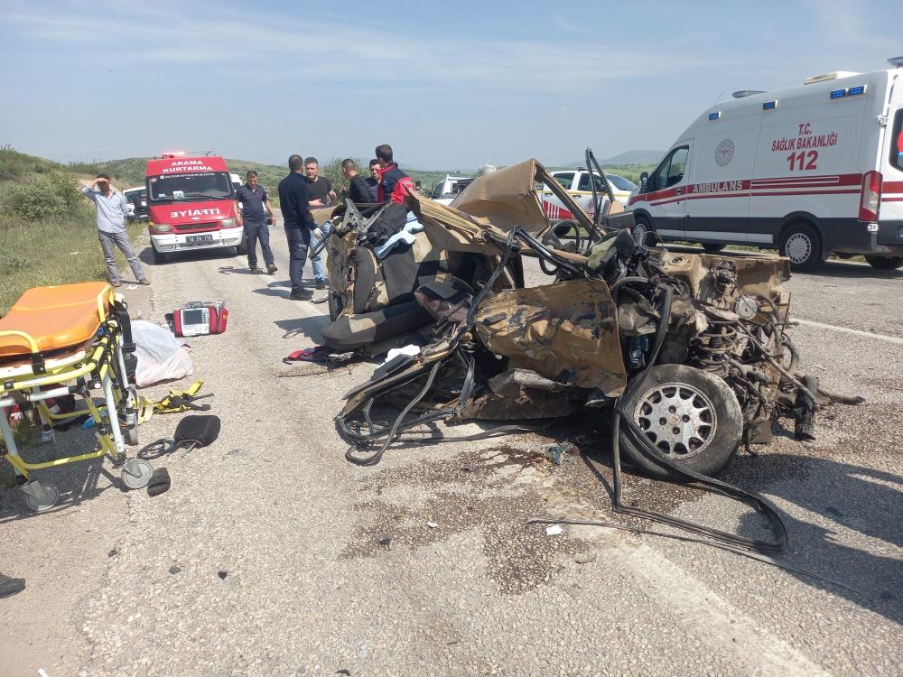 TRAFİK KAZASINDA 2 KİŞİ HAYATINI KAYBETTİ Balıkesir’in Kepsut ilçesinde otomobilin tırla çarpışması sonucu meydana gelen kazada
