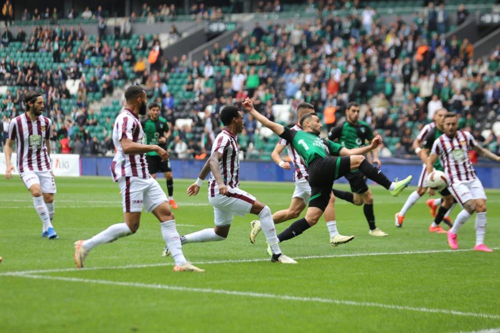 Play Off mücadelesi veren Bandırmaspor Kocaeli deplasmanında öne geçmesine karşın
