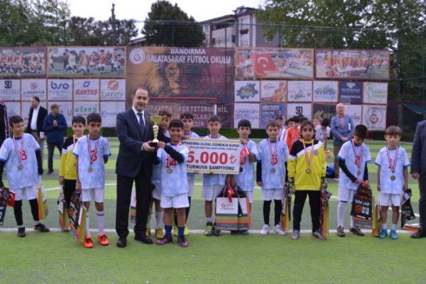 TURNUVANIN ŞAMPİYONU CUMHURİYET İLKOKULU OLDU