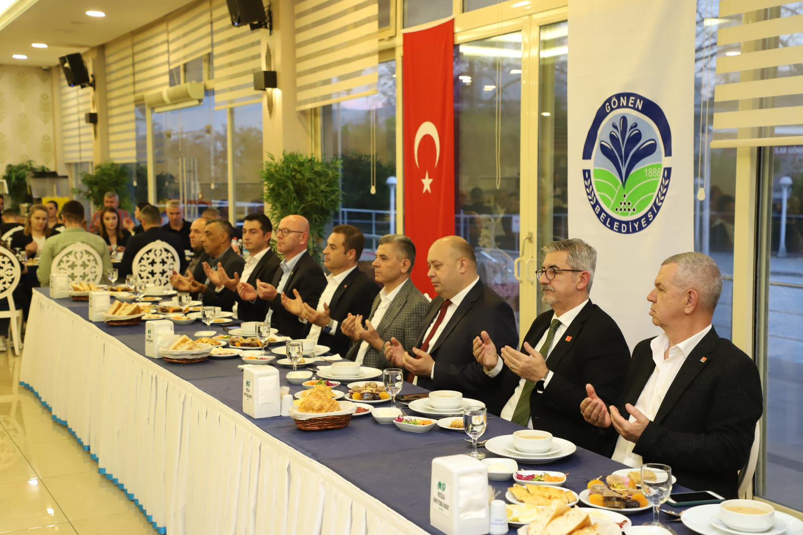Gönen Belediye Başkanı İbrahim Palaz’ın ev sahipliğinde düzenlenen iftar programında