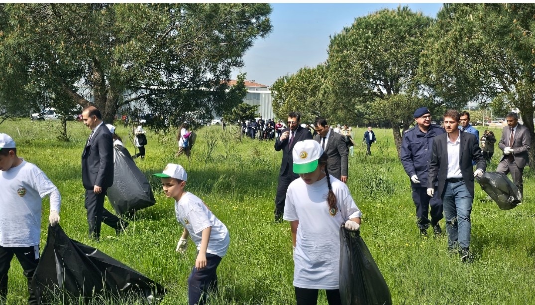 Bandırma’da ” Benim Ormanım ” kampanyası kapsamında fidan dikimi gerçekleştirildi.