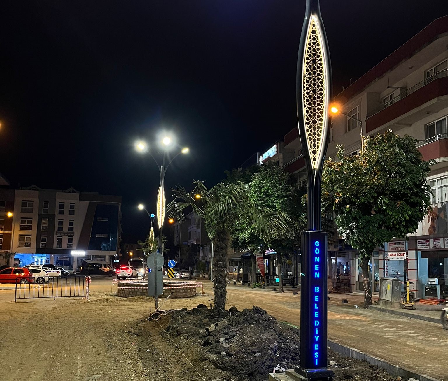 Işık Caddesi’nde Yeni Aydınlatma Direkleri Montajı Başladı Gönen Belediyesi, Işık