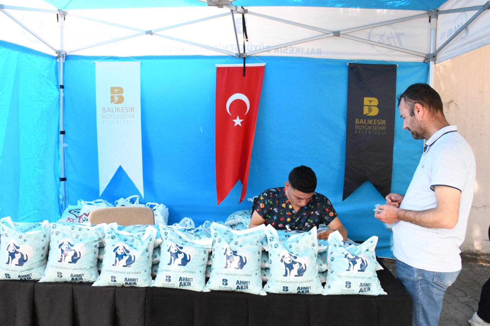 Balıkesir Büyükşehir Belediyesi, sokak hayvanları için ücretsiz mama yardımında bulunarak