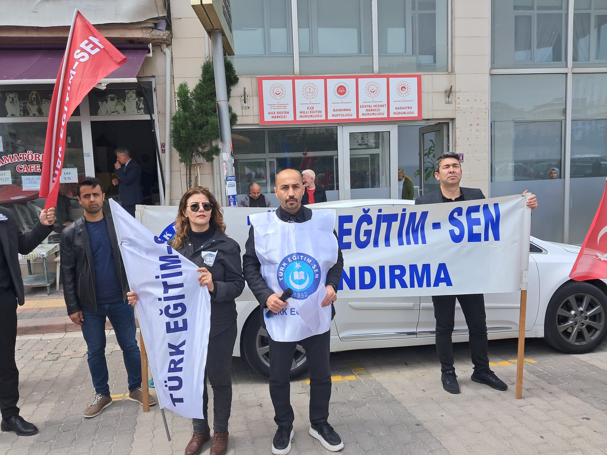 Türk Eğitin Sen Bandırma Şube üyesi eğitimciler artan şiddet olaylarına