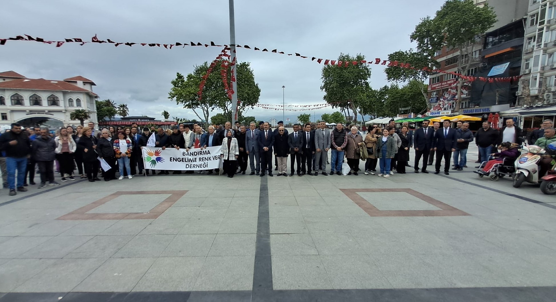 10-16 Mayıs tarihleri arasında kutlanan Engelliler Haftası dolayısıyla Cumhuriyet Meydanında