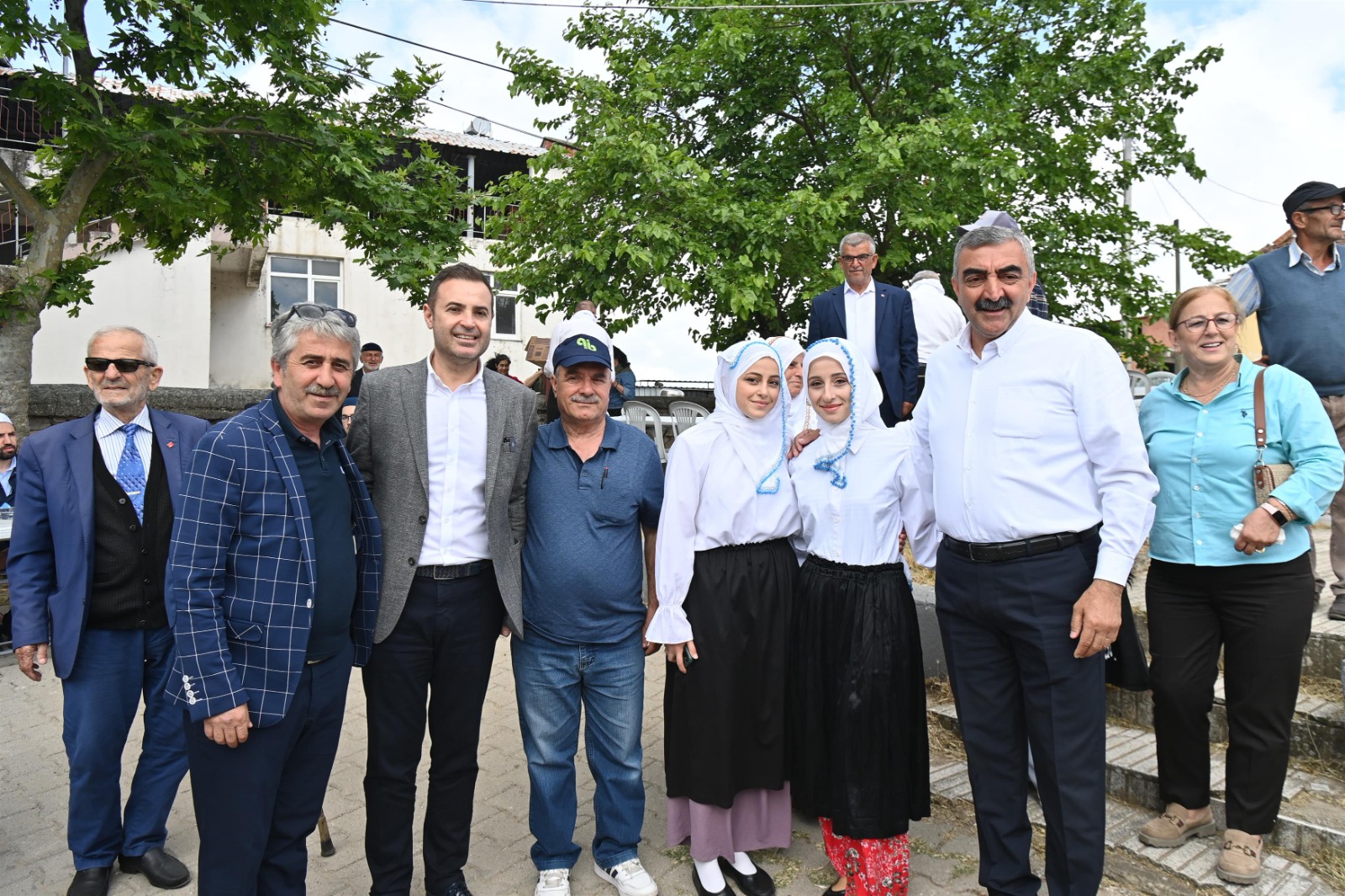 Hafta sonunda kırsal mahallelerde düzenlenen Hıdırellez hayırlarına katılarak vatandaşlarla bir